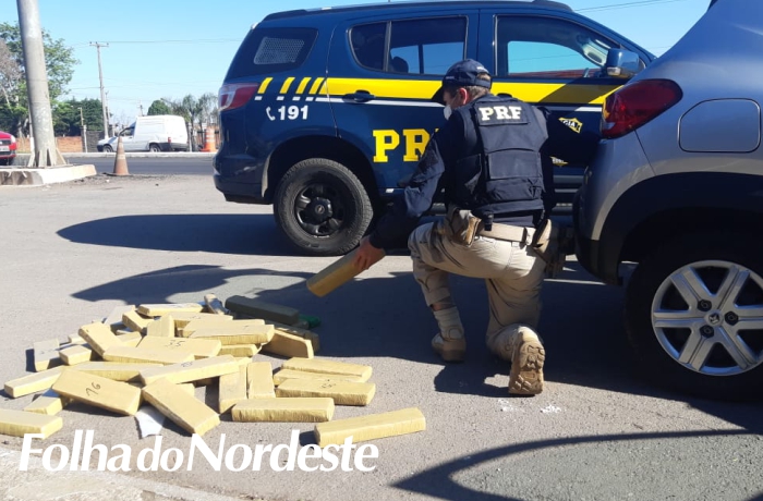 PRF prende casal em veículo com 61 quilos de maconha em Passo Fundo