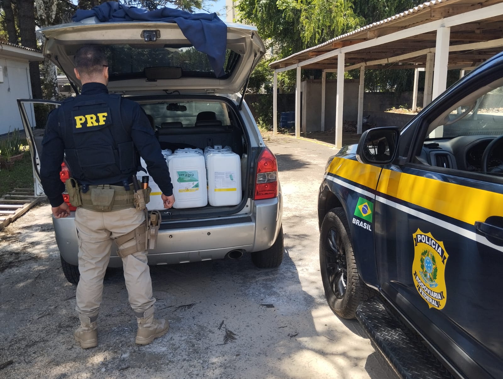 PRF prende homem transportando 560 litros de agrotóxico contrabandeado em São João da Urtiga