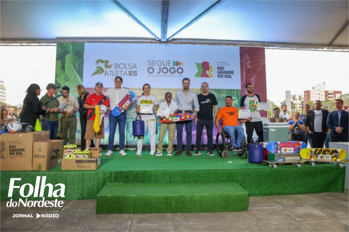 Governo do RS entrega primeiros cartões do Bolsa-Atleta e kits do Segue o Jogo