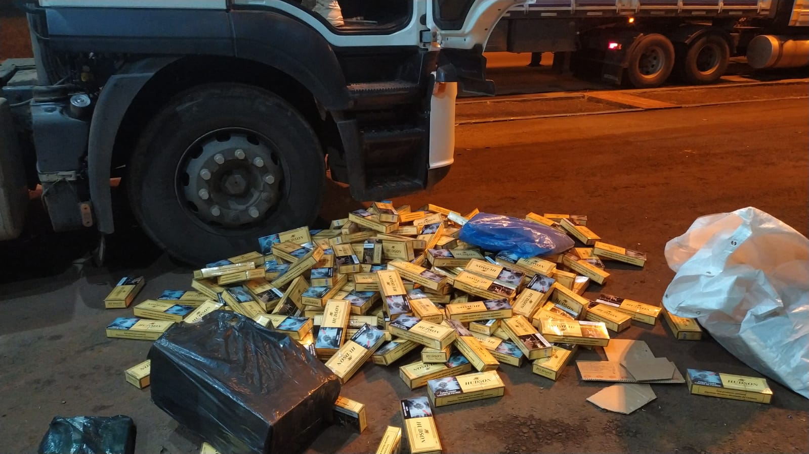 PRF prende contrabandistas com duas carretas com mercadorias