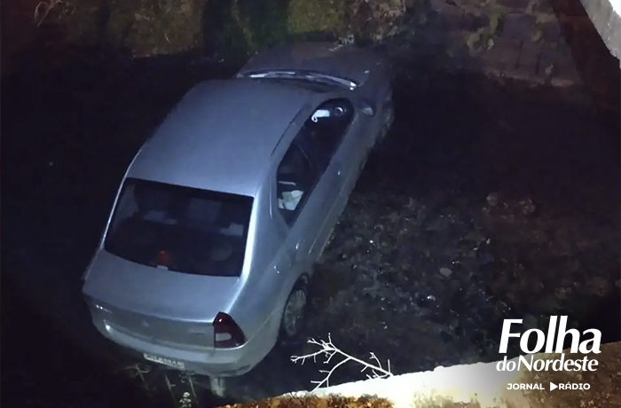 Carro cai de ponte em Paim Filho e motorista é resgatada pelos Bombeiros Voluntários de São João da Urtiga
