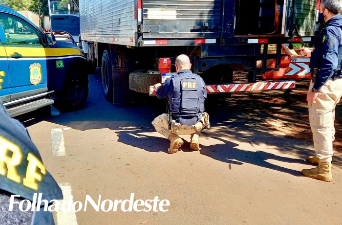 PRF prende motorista com caminhão roubado com placas clonadas