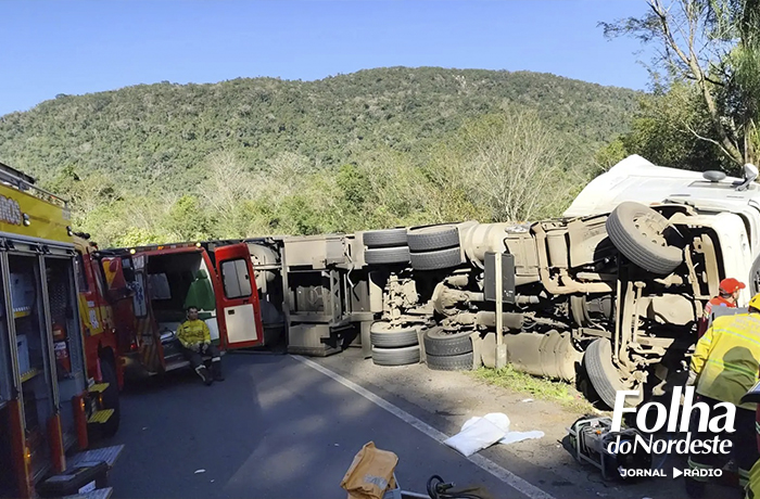 Acidente grave na BR 470: motorista fica preso às ferragens após tombamento de carreta