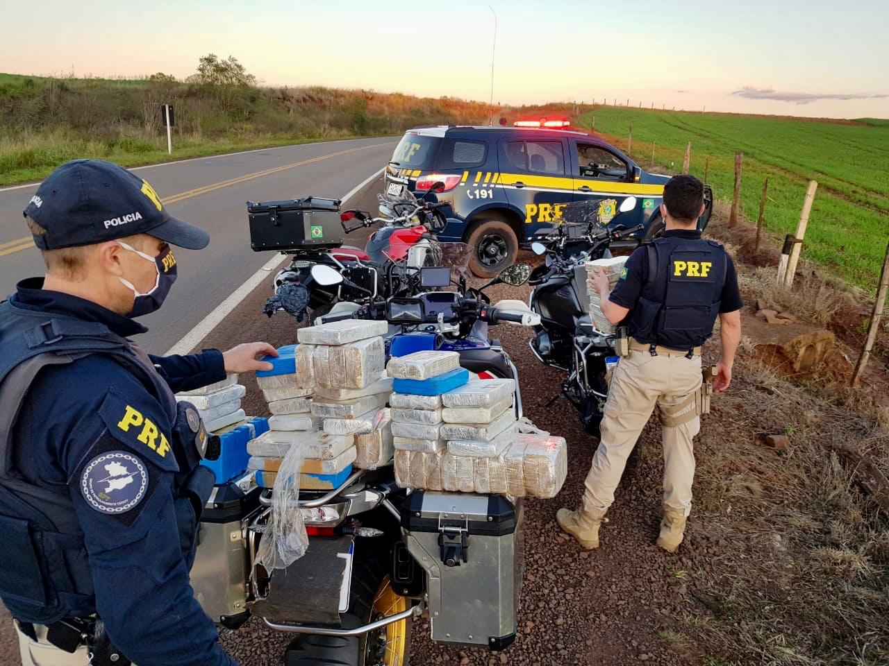 Operação Tamoio II: PRF apreende 59 quilos de cocaína e 100 quilos de pasta base em três em motos de luxo