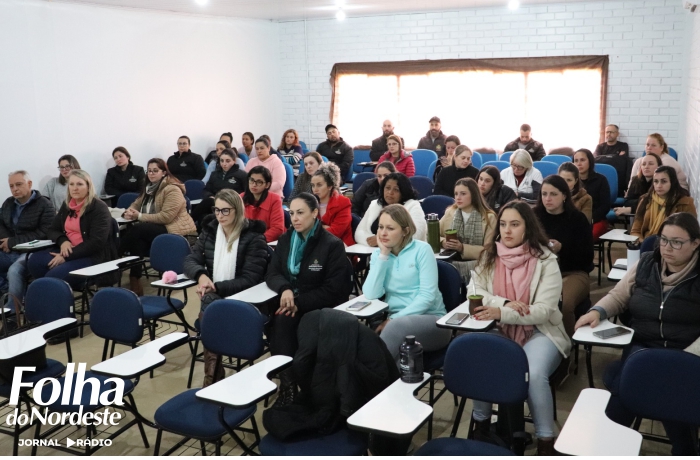 Membros do Mais Marias apresentam o projeto para educadores e funcionários de Capão Bonito do Sul