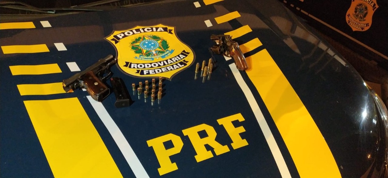 Polícia prende dois homens por porte ilegal de armas de fogo