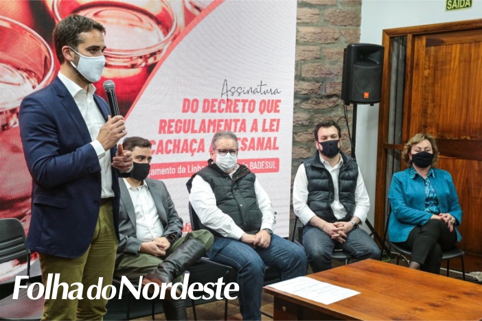 Governador assina regulamentação dos selos para produção e revenda da cachaça artesanal gaúcha