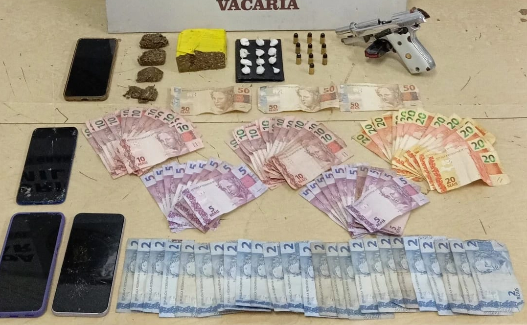 Polícia realiza prisão de um homem por tráfico de entorpecentes e porte ilegal de arma de fogo