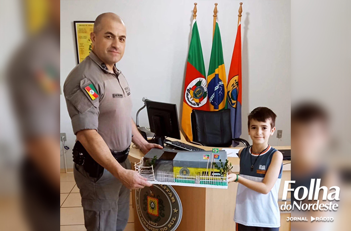 Estudante homenageia a Brigada Militar com maquete detalhada da sede em Sananduva