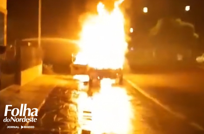 Veículo pega fogo na Avenida Rio Grande em Paim Filho
