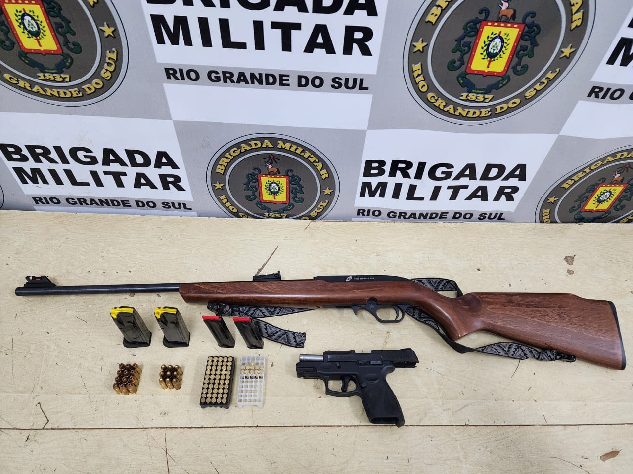 Brigada Militar realiza prisão de um homem por porte ilegal de arma de fogo em Muitos Capões