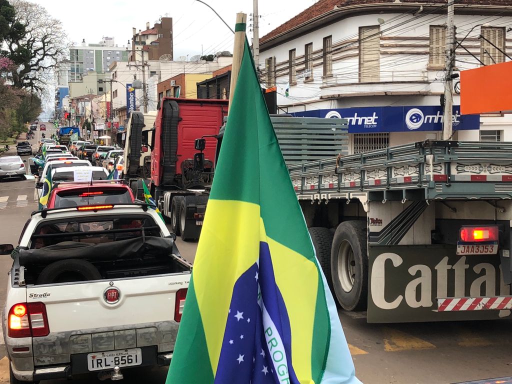 Manifestação em favor de Bolsonaro lota avenida Afonso Pena em Lagoa Vermelha