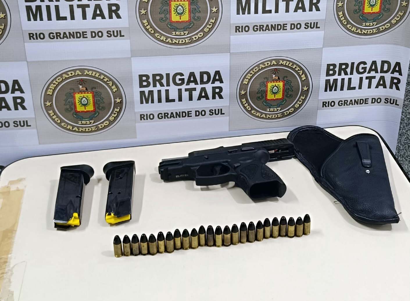 Jovens são presos por porte ilegal de arma de fogo no bairro Industrial