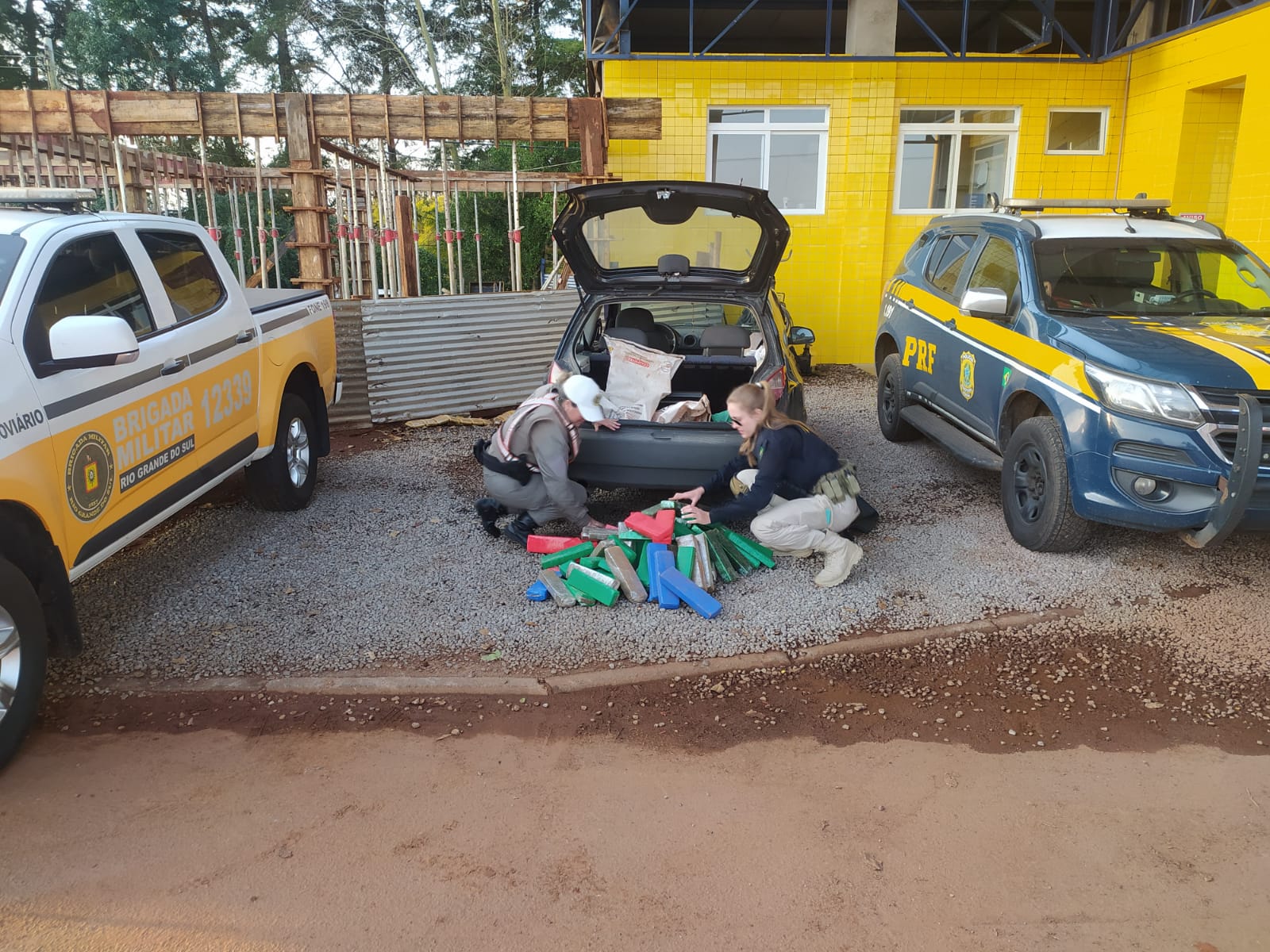 PRF e CRBM prendem 2 traficantes com 72 quilos de maconha em Passo Fundo