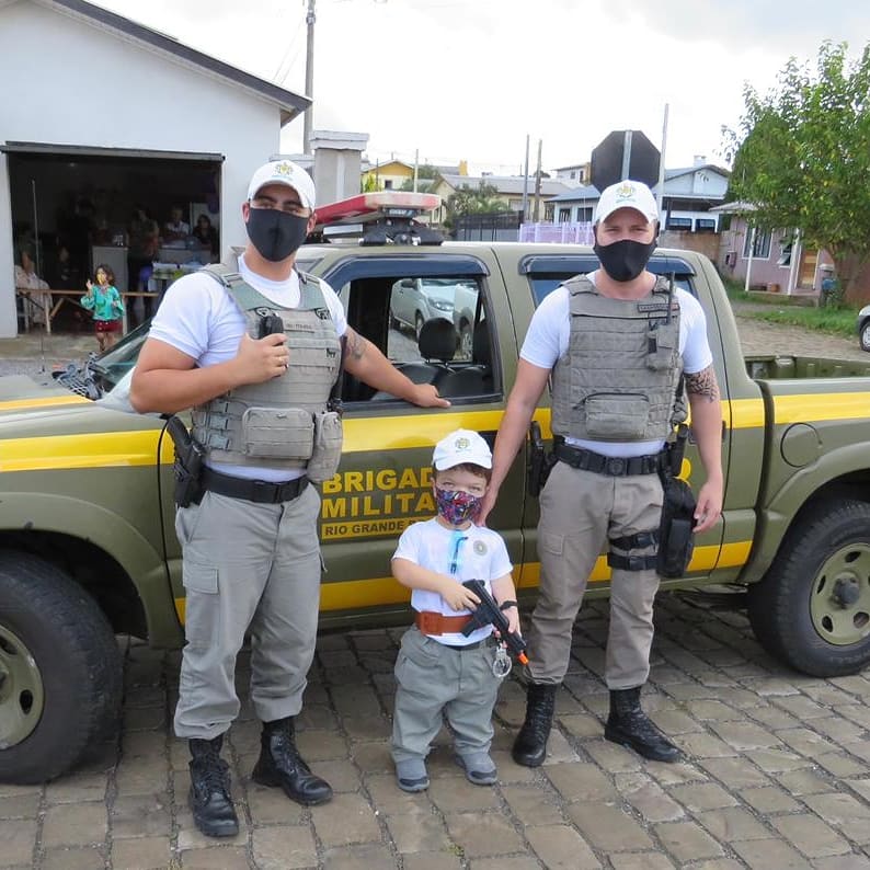 Policiais do 10º Batalhão de Policia Militar fazem festa surpresa para o garoto Wesley