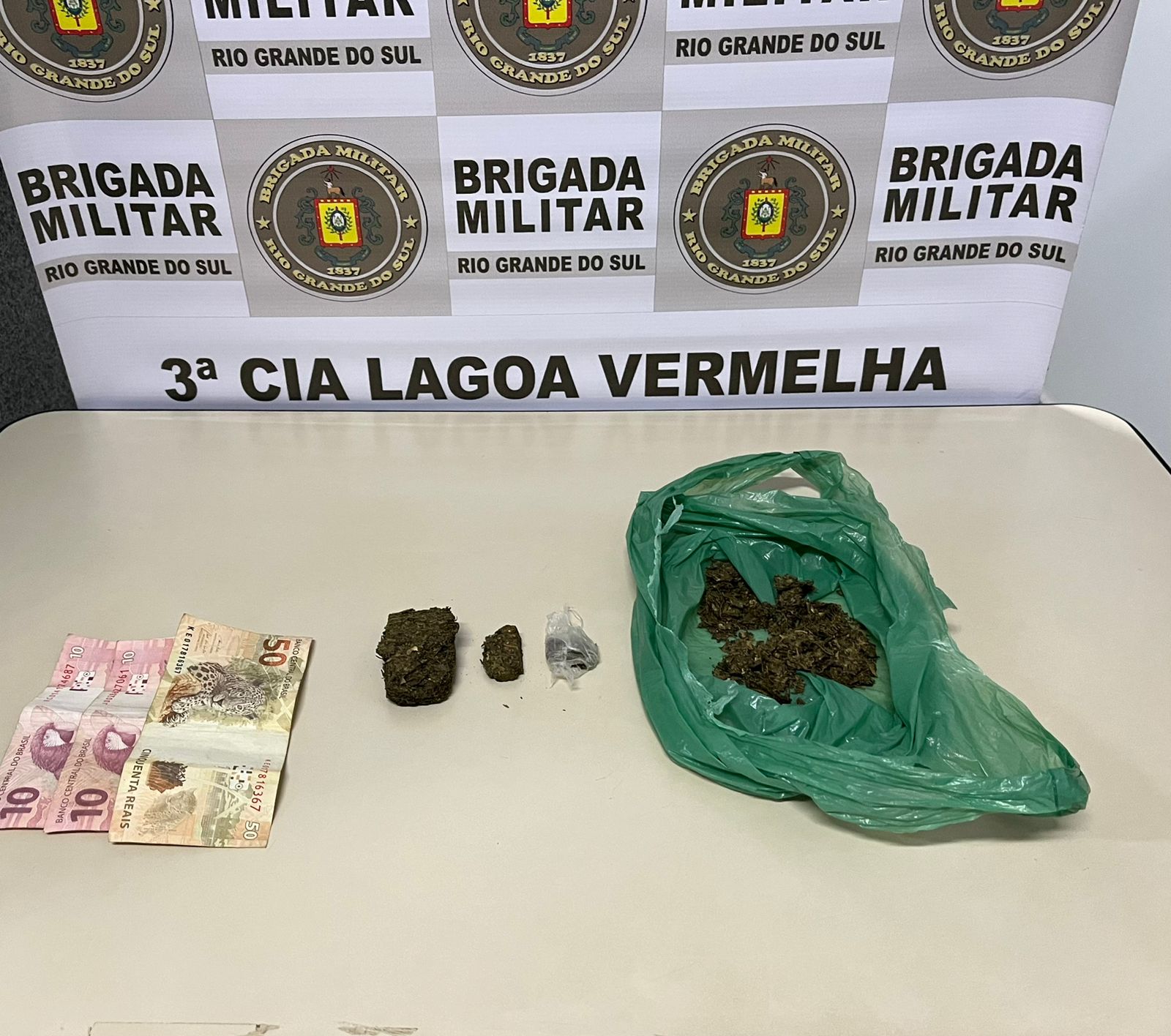 Brigada Militar de Lagoa Vermelha prende homem traficando maconha
