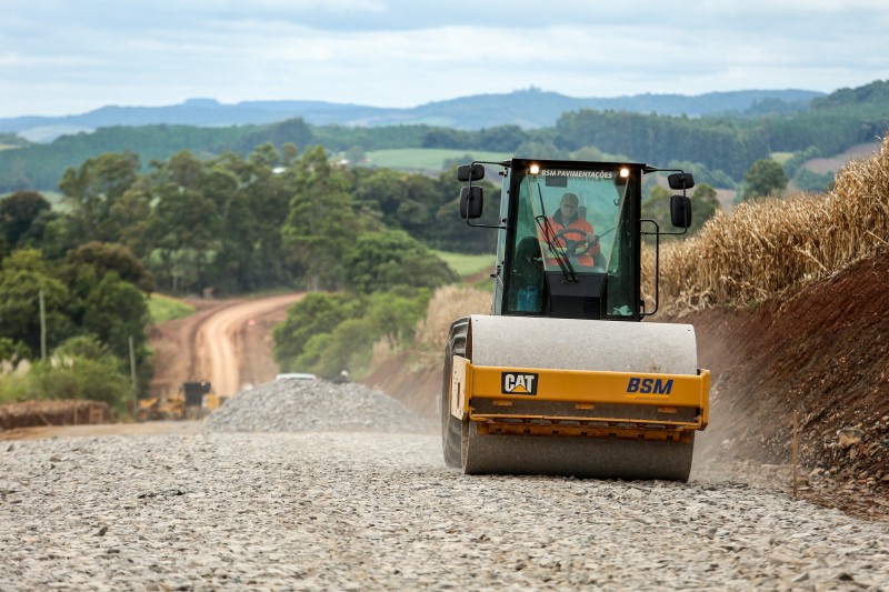 Leite vistoria obras da ERS-126, entre Guabiju e Nova Araçá