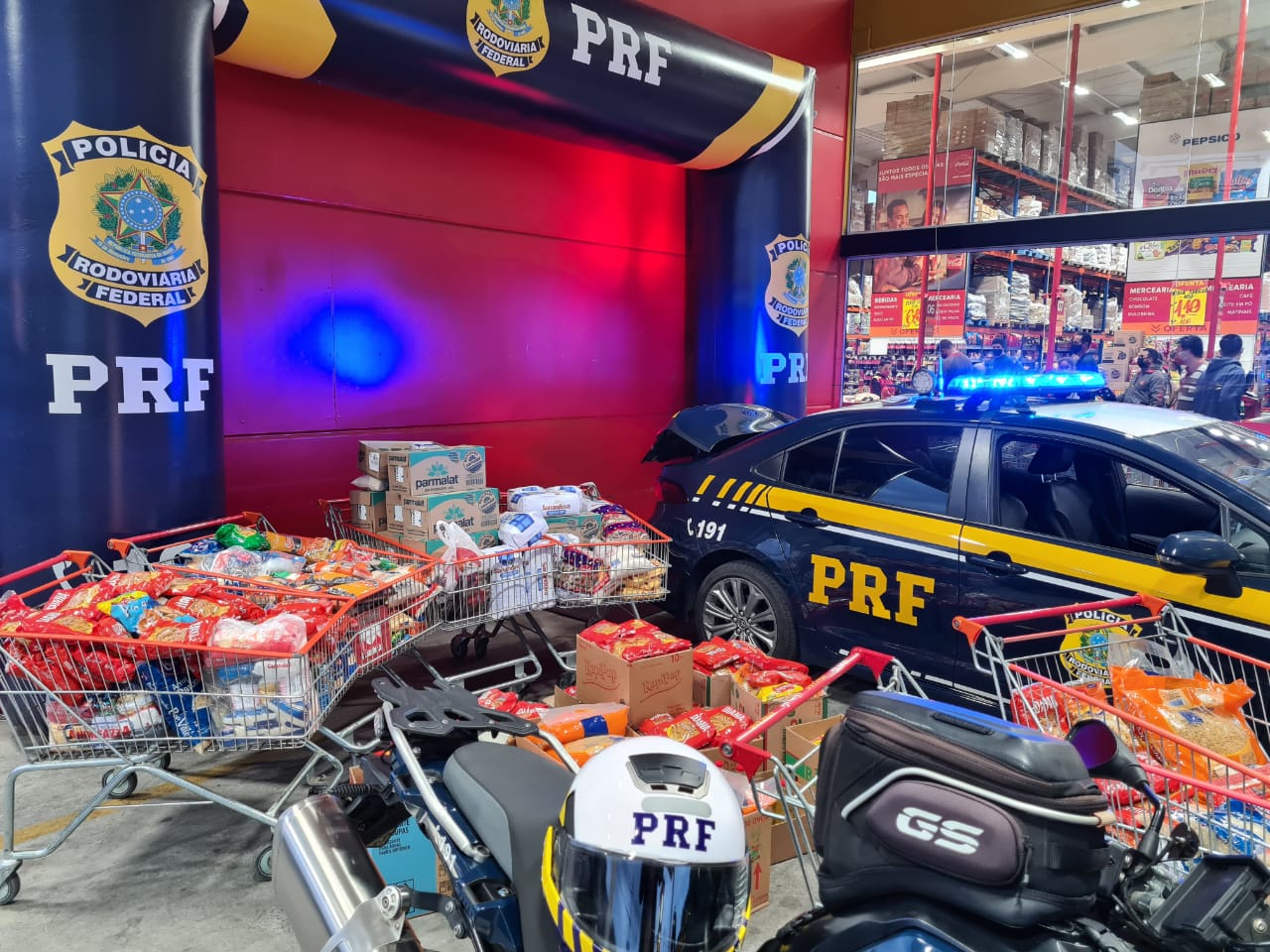 PRF arrecadou mais uma tonelada e meia de alimentos no sábado