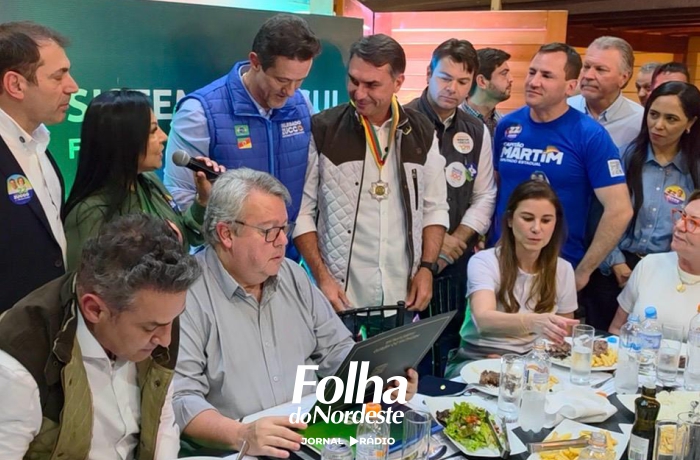 Flávio Bolsonaro recebe Medalha do Mérito Farroupilha durante agenda na Expointer