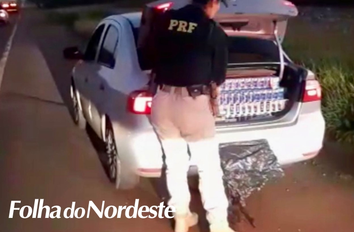 PRF prende casal num carro carregado com milhares de maços de cigarros paraguaios