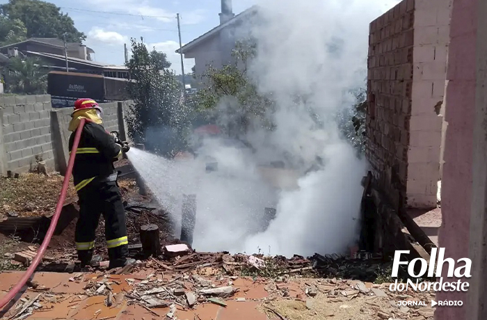 Bombeiros controlam princípio de incêndio em terreno baldio em São João do Ouro