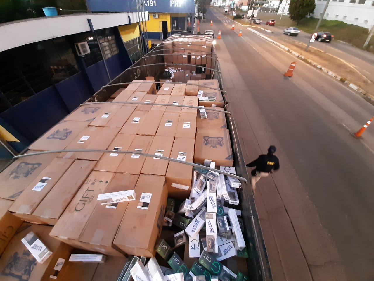 Polícia Rodoviária Federal faz grande apreensão de cigarros durante operação viária