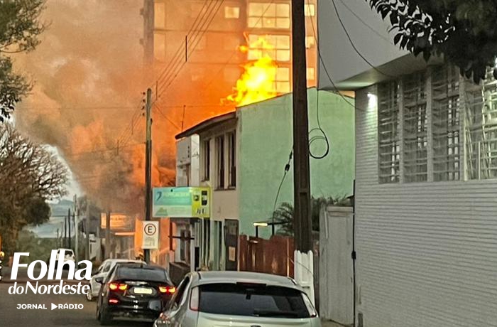 Incêndio de grandes proporções destrói casa na área central de Lagoa Vermelha