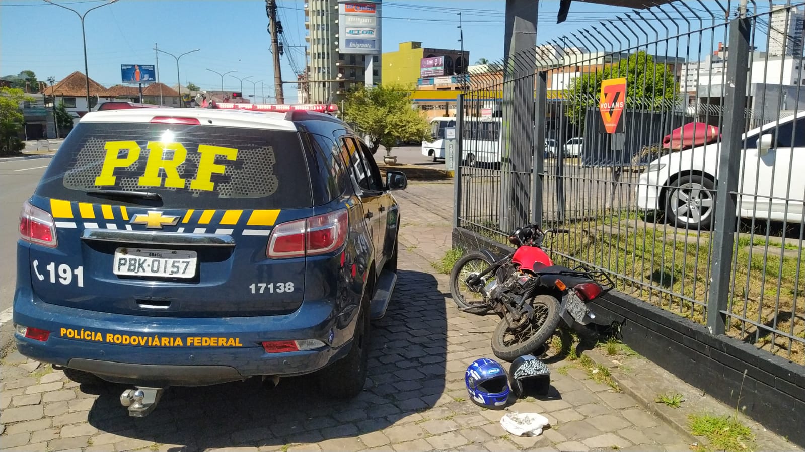 PRF intercepta traficantes em motocicleta com placa de papelão