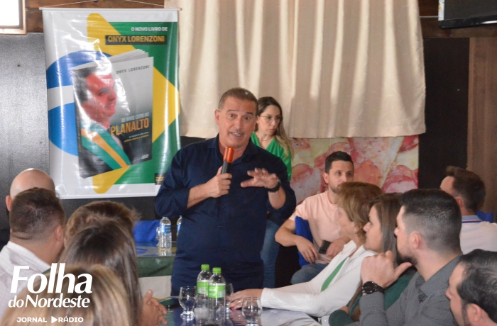 Onyx Lorenzoni apresenta "Do Baixo Clero ao Planalto", livro sobre a trajetória de Jair Bolsonaro em Lagoa Vermelha