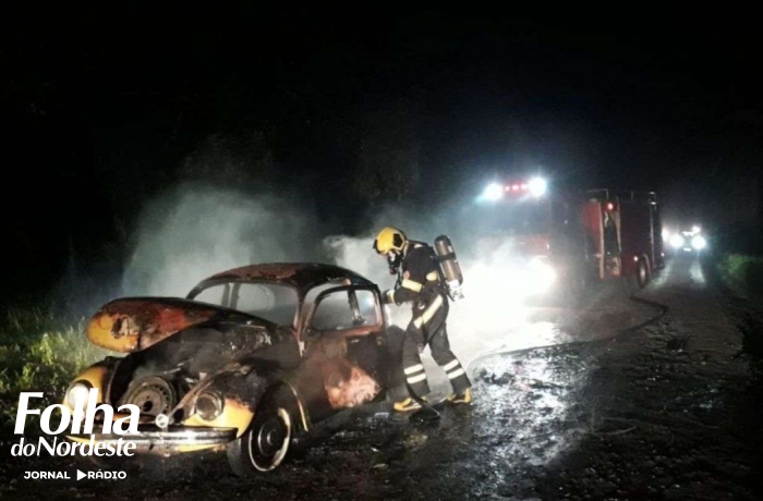 Incêndio destrói totalmente VW Fusca em Lagoa Vermelha
