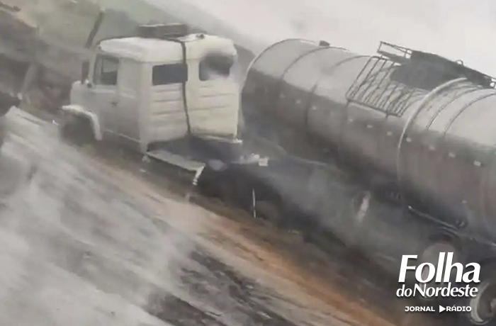 Carreta sai da pista em rodovia da região