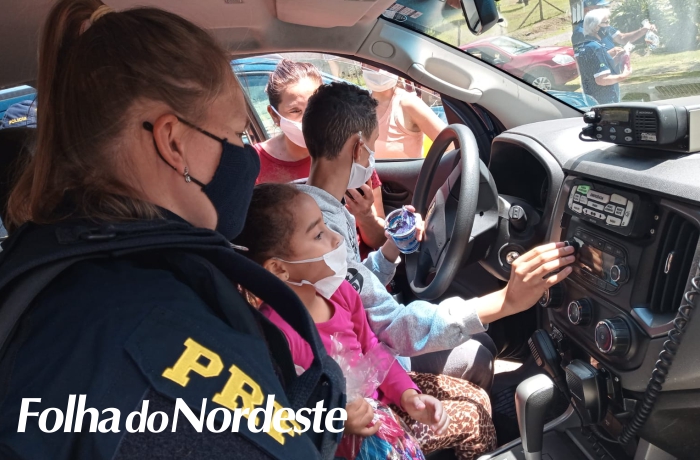 PRF participa de evento e entrega kits natalinos a crianças e adolescentes