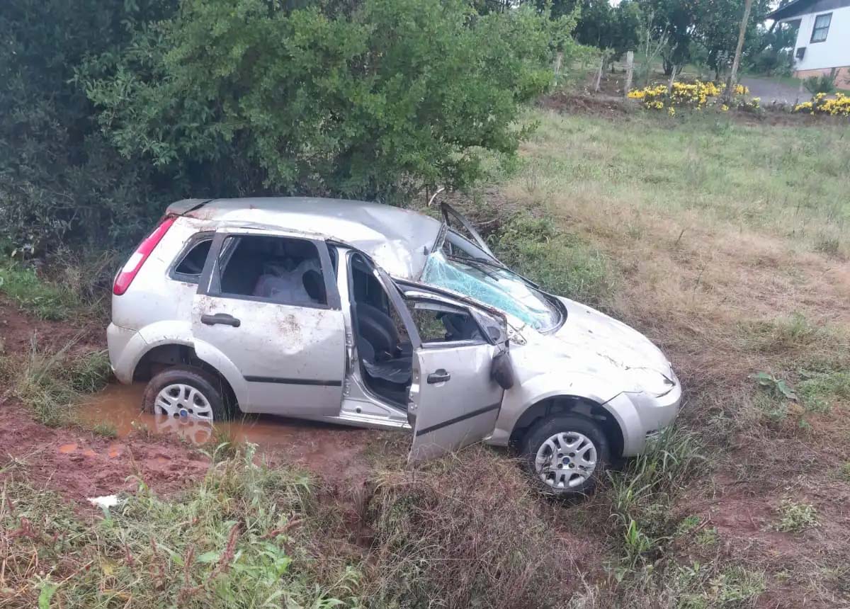 Mulher perde controle do veículo na ERS 343 em São José do Ouro