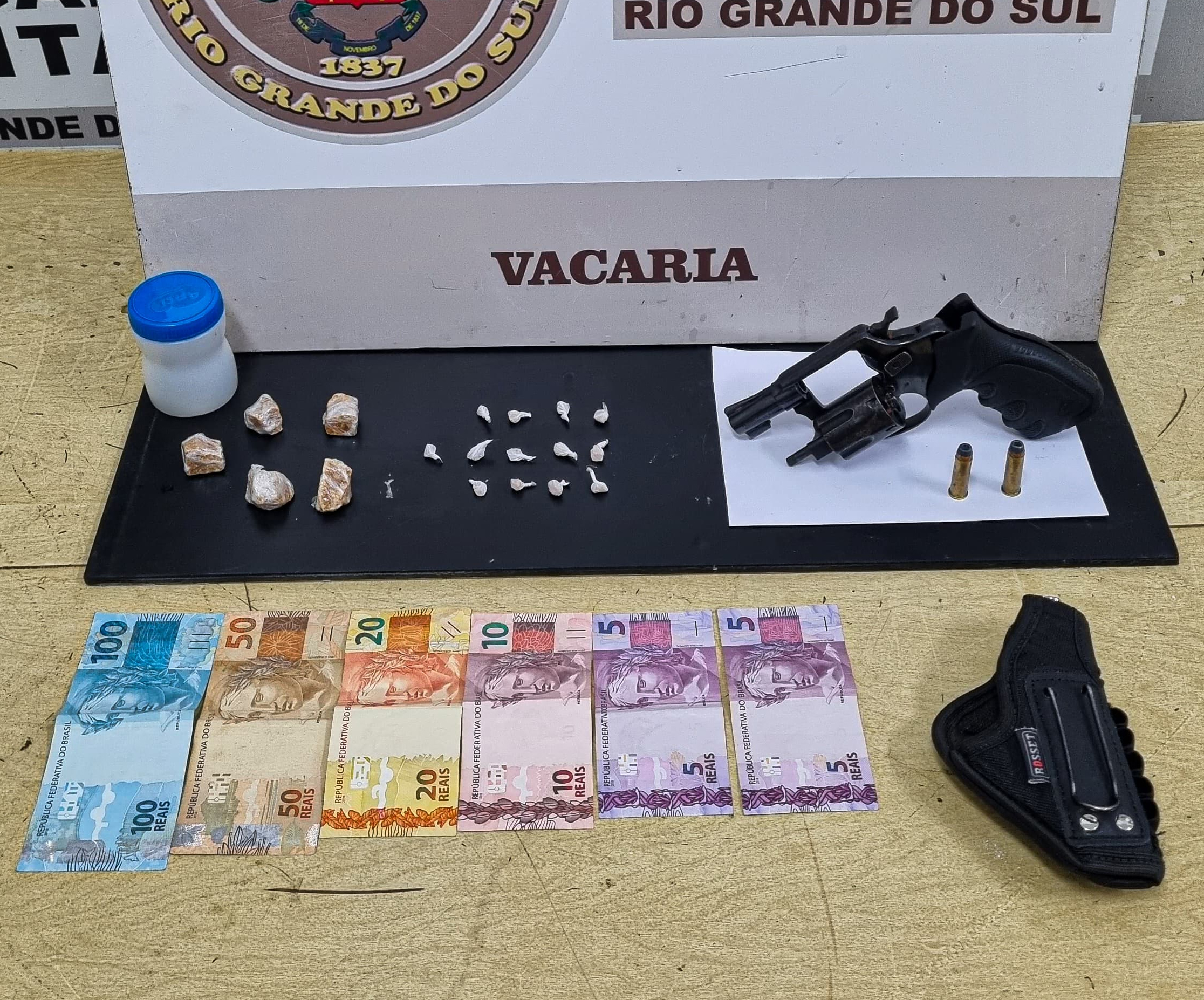 Dupla é presa por porte ilegal de arma e tráfico de drogas