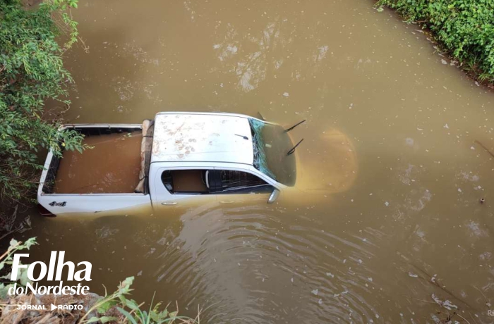 Condutor de Hilux é socorrido após veículo cair em rio no interior de Ibiaçá